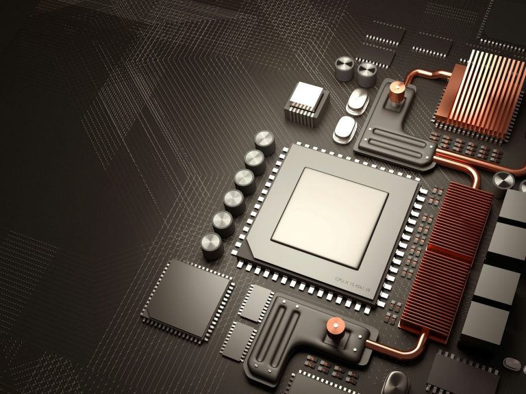 Nahaufnahme eines Mikroprozessor-Chips auf einer Leiterplatte mit elektrischen Verbindungen.
